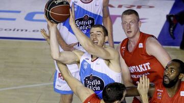 GRA316. FUENLABRADA (MADRID), 28/10/2017.- El ala pivot estadounidense del Montakit Fuenlabrada Ian O' Leary defiende alalero estadounidense del Monbus Obradoiro Matt Thomas en partido de la sexta jornada de la Liga Endesa que se disputa esta noche en el Pabellón Fernando Martín. EFE/Javier Lopez