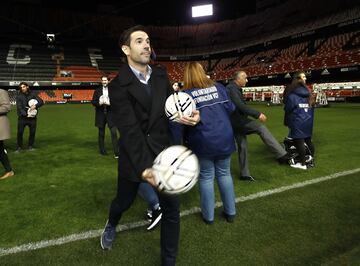 David Albelda lanza balones a los asistentes a la presentación.