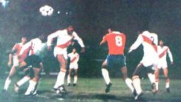 Postal del duelo de 1979 en el estadio Nacional, donde Chile elimin&oacute; a Per&uacute; en semifinales de Copa Am&eacute;rica. Fue empate sin goles en Santiago, luego de un 2-1 en Lima.