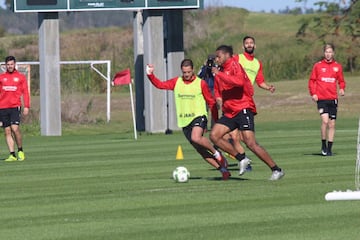 El Bayer Leverkusen entrena en el campo deportivo del Omni Resort. 