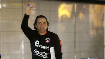 Futbol, llegada de la seleccion chilena
 El entrenador de la seleccion chilena Juan Antonio Pizzi saluda a los hinchas a su llegada al hotel Renaissance de Sao Paulo, Brasil.
 09/10/2017
 Andres Pina/Photosport
 
 Football, arrival of the Chilean National team.
 Chilean manager Juan Antonio Pizzi waves to the fans at the Renaissance hotel in Sao Paulo, Brazil.
 09/10/2017
 Andres Pina/Photosport