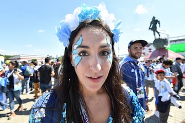 Aficionada argentina maquillada con los colores de su bandera.