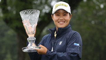 Nasa Hataoka posa con el trofeo de ganadora del Marathon LPGA Classic.