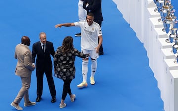 Mbappé saluda a su madre Fayza Lamari y a su padre
Wilfrid Mbappé durante la presentación. 