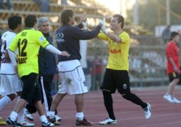 Víctor Loyola hizo un gol histórico para el Morning el 22 de mayo del 2011 ante Cobreloa. Jugó incluso después algunos partidos como delantero. Anotó cuatro tantos.