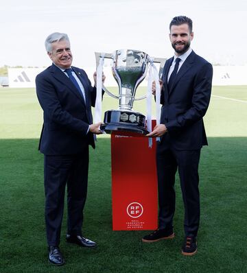 Pedro Rocha le entrega el título liguero a Nacho, capitán del Real Madrid.