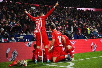 3-2. Mario Hermoso celebra el gol de la victoria.