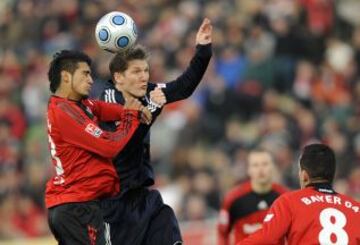 Arturo Vidal en el salto con Bastian Schweinsteiger. El chileno tomará el lugar del alemán en el Bayern.