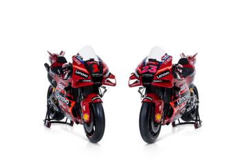 Ducati ha presentado en Madonna di Campiglio a sus equipos de MotoGP y Superbike para la temporada 2023. Los detalles de la Desmosedici son un propulsor 4 tiempos V4 a 90?, refrigeraci¨®n por l¨ªquido, distribuci¨®n desmodr¨®mica con doble ¨¢rbol de levas en cabeza y 4 v¨¢lvulas por cilindro.