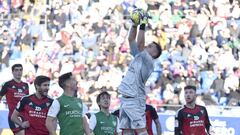 Herrero atrapa por alto el balón en el anterior duelo frente al Huesca.