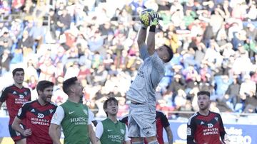 Herrero atrapa por alto el balón en el anterior duelo frente al Huesca.