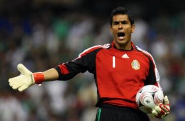 Oswaldo Sánchez aclara que fue un malentendido con Diego Lainez