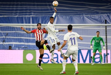 Raúl García y Eder Militao.