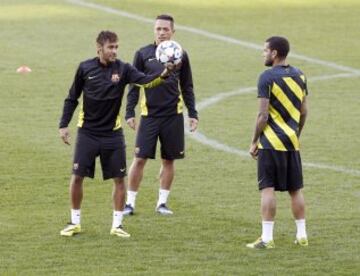 Neymar, Adriano y Alves. 