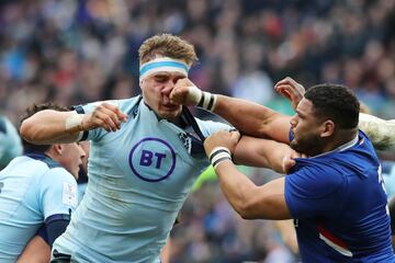 El jugador francés Mohammed Haouas fue expulsado tras golpear al escocés Jamie Ritchie durante el partido de rugby de la Guinness Six Nations 2020 en Edimburgo, Escocia.
