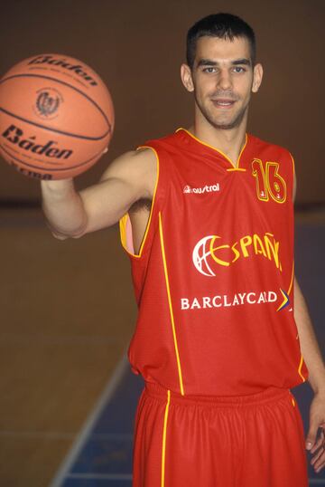 El extremeño destacó en las categorías inferiores de la Selección. Fue medalla de bronce en el Eurobasket Sub-18 de Varna en 1998 y en el Eurobasket Sub-20 de Ohrid en el 2000. También fue campeón del Torneo de Mannheim en 1998.