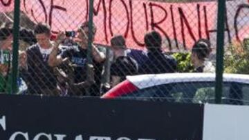 La afición italiana corea a Mou en la sesión del Barça