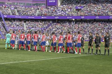 Los jugadores del Real Valladolid y del Atlético de Madrid se saludan antes del inicio del encuentro. 