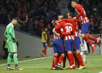 Los jugadores celebran el 2-1 de Griezmann.