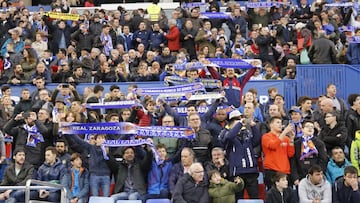 Aficionados del Real Zaragoza durante un partido en La Romareda.