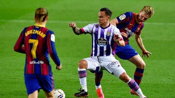 De Jong presiona a Roque Mesa en presencia de Griezmann.