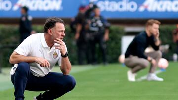 Guadalajara's Argentine head coach Gabriel Milito gestures during the Liga MX Apertura football tournament match between Guadalajara and San Luis at the Akron Stadium in Zapopan, Jalisco state, Mexico on July 26, 2025. (Photo by Ulises Ruiz / AFP)