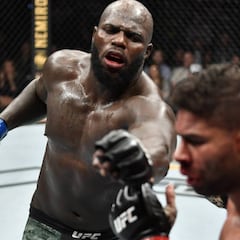 Rozenstruik salva los muebles ante Overeem con una mano