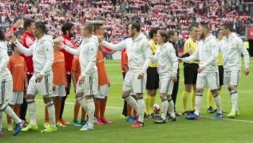 Saludo de ambos equipos antes del comienzo del encuentro. 