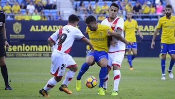 Barral defiende el bal&oacute;n ante Fran Beltr&aacute;n.