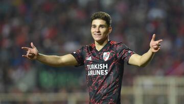 SANTA FE, ARGENTINA - JUNE 19: Julián Álvarez of River Plate celebrates after scoring his team's fifth goal during a match between Union and River Plate as part of Liga Profesional 2022 at Estadio 15 de Abril on June 19, 2022 in Santa Fe, Argentina. (Photo by Luciano Bisbal/Getty Images)