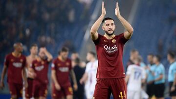 Manolas saluda a su afici&oacute;n despu&eacute;s del partido de la Champions contra el CSKA.