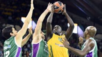 Ousmane Camara, rodeado por tres jugadores del Unicaja.