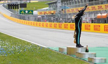 Tras una clasificaci車n pasada por agua, en condiciones dificil赤simas, y con Sainz partiendo desde la tercera posici車n, Hamilton se impuso desde la pole en el segundo domingo de Spielberg por delante de Bottas y Verstappen, sus compa?eros de podio m芍s habituales durante 2020. El madrile?o cay車 al octavo puesto con problemas en el pit stop de McLaren. No ser赤a la 迆ltima vez.