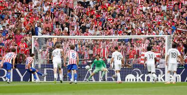 Julián Álvarez marca el 3-2 de penalti para el Atlético de Madrid. 