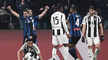 Atalanta's Italian defender #77 Davide Zappacosta (2L) celebrates after scoring Atalanta's third goal during the Italian Serie A first division football match between Juventus and Atalanta at the Allianz stadium in Turin, northern Italy, on March 9, 2025. (Photo by Isabella BONOTTO / AFP)