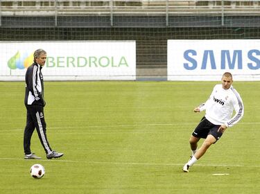 Uno de sus peores momentos llegó durante la primera temporada con Mourinho en el banquillo. El portugués pidió un delantero en el mercado, pero no llegó. Afrontó el curso con Gonzalo Higuaín y Karim Benzema como únicos nueves, y el argentino, que lo convencía más, se lesionó para varios meses. ‘Mou’ apuntó a la directiva a costa de hundir al francés. “Si no tienes un perro para ir a cazar y tienes un gato, vas con el gato, pero solo no puedes ir”, aseguró en rueda de prensa. Una etiqueta que acompañaría a Karim gran parte de su carrera.