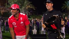 Carlos Sainz y Justin Thomas posan en el podio como ganadores de la Netflix Cup de Golf.