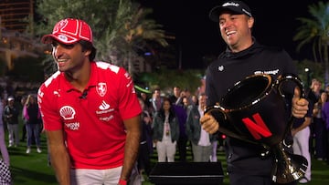 Carlos Sainz y Justin Thomas posan en el podio como ganadores de la Netflix Cup de Golf.