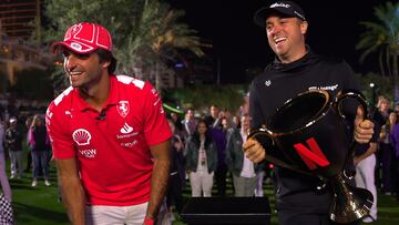 Carlos Sainz y Justin Thomas posan en el podio como ganadores de la Netflix Cup de Golf.