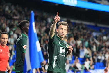 Superlativo una vez más. Va camino de Primera y lo hace de exhibición en exhibición. Ante la Real Sociedad B se apuntó una asistencia, con un balón largo; y un gol (golazo), con un disparo ajustado.
 
