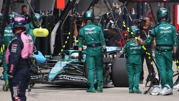 Alonso, en boxes con el Aston Martin en el GP de China.