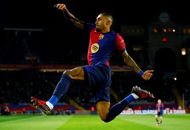 Carrera de Raphinha al espacio tras el pase de Fermín, que logra sortear la salida de Mamardashvili de su propia área, marcando posteriormente a puerta vacía con su pierna derecha.