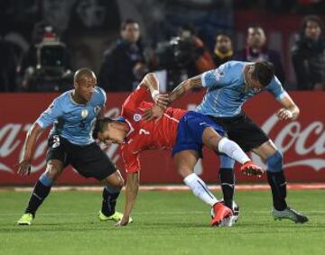 La caída de Alexis Sánchez tras falta de José María Gimenez.