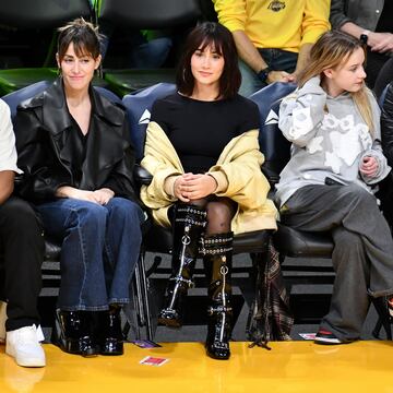 La cantante espa?ola nacida en San Clemente de Llobregat, Aitana Oca?a, disfrutando del duelo entre los Angeles Lakers y los Chicago Bulls.