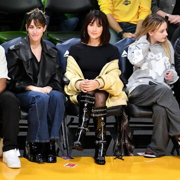 La cantante española nacida en San Clemente de Llobregat, Aitana Ocaña, disfrutando del duelo entre los Angeles Lakers y los Chicago Bulls.