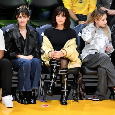 La cantante española nacida en San Clemente de Llobregat, Aitana Ocaña, disfrutando del duelo entre los Angeles Lakers y los Chicago Bulls.