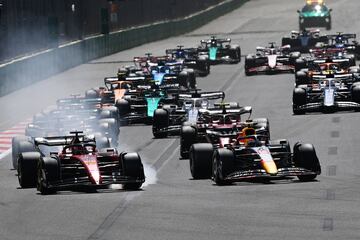 Sergio Pérez consiguió pasar en la salida a Charles Leclerc y se puso en la cabeza de la carrera.