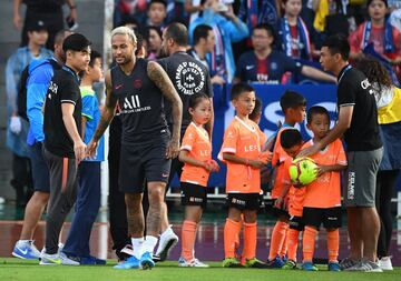 Paris Saint-Germain's Brazilian forward Neymar (L) arrives for a training session at The Xixiang Sports Centre in Shenzhen on August 1, 2019, ahead of the French Trophy of Champions football match between Rennes and Paris Saint-Germain. (Photo by FRANCK F