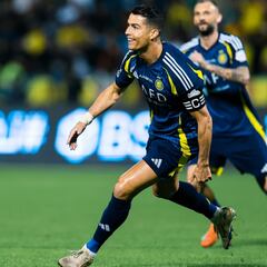 Cristiano Ronaldo presiona a Benzema