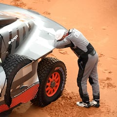 Carlos Sainz explains what happens seconds after accident in Dakar